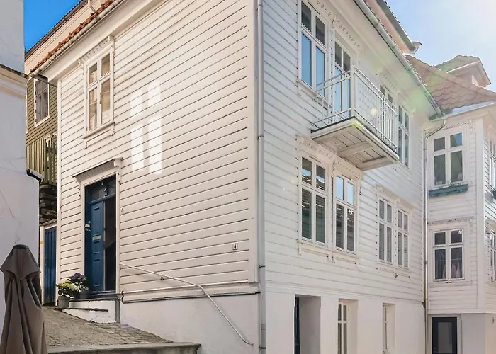 Bryggen Hideaway I Lux Feeling & Private Patio Apartment